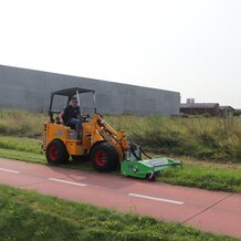 Knikmops-Klepelmaaier